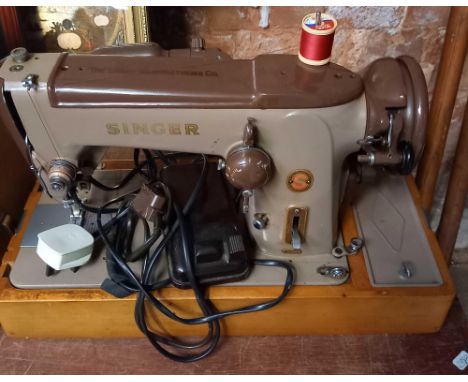VINTAGE SINGER SEWING MACHINE