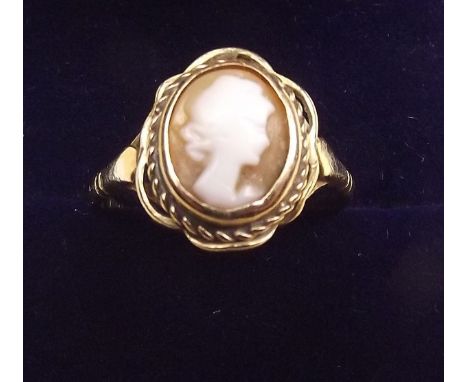 A 9 carat gold cameo ring - size N