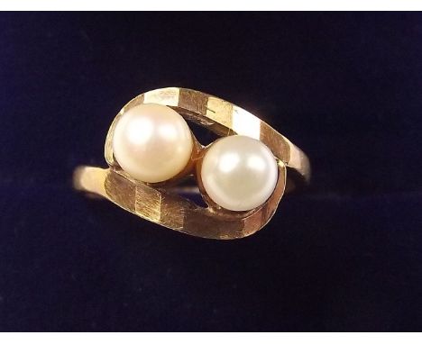 A 9 carat gold crossover pearl set ring - size J