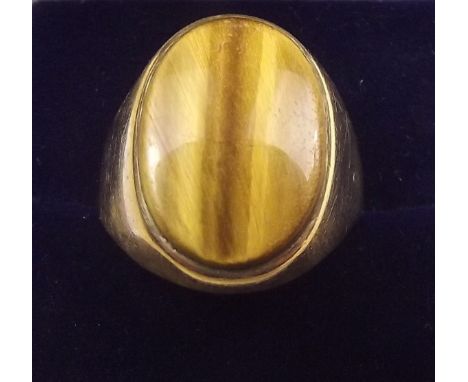 A 9 carat gold gents ring set tigers eye - 5.4g, size S