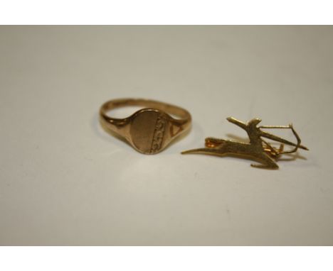  HALLMARKED 9 CARAT GOLD SIGNET RING TOGETHER WITH A SAGITTARIUS PIN 