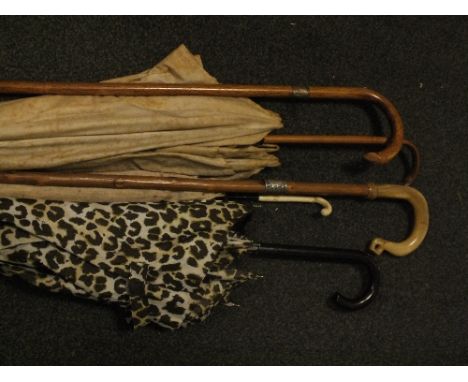 A COLLECTION OF VINTAGE PARASOLS AND WALKING STICKS TO INCLUDE SILVER BANDED EXAMPLES 
