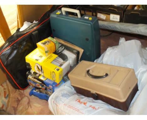 A QUANTITY OF ELECTRICALS TO INCLUDE A YAMAHA KEYBOARD, POCKET CAMERA ETC TOGETHER WITH A BAG OF FISHING GEAR