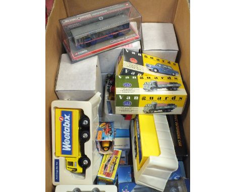 A TRAY OF BOXED AND UNBOXED DIECAST TOY VEHICLES TO INCLUDE CORGI, MATCHBOX ETC 