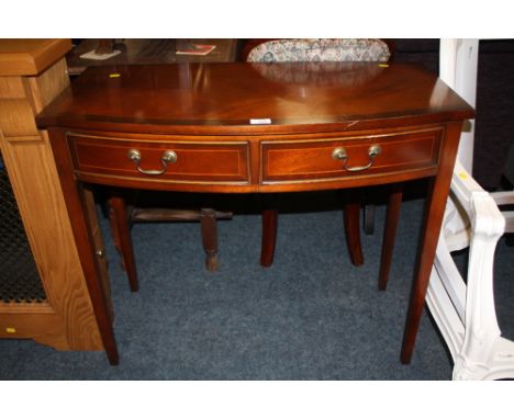 A REPRODUCTION BOW FRONTED TWO DRAWER SIDE TABLE W-90cm X H-77cm