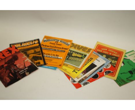 A COLLECTION OF VINTAGE MAGAZINES ETC TO INCLUDE T-REX AND FOOTBALL INTEREST EXAMPLES