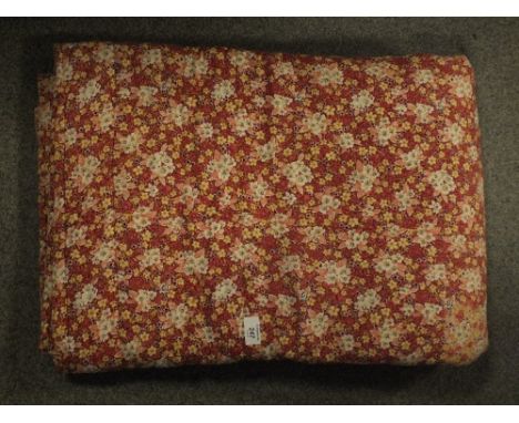 A VINTAGE DOUBLE SIDED FLORAL QUILTED BEDSPREAD (70" x 66")