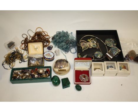 A BOX OF COLLECTABLES AND COSTUME JEWELLERY TO INCLUDE AN ENAMEL PILL BOX, MALACHITE PENDANTS ETC. 