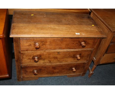 A VINTAGE THREE DRAWER CHEST OF DRAWERS H-70 cm W-90cm