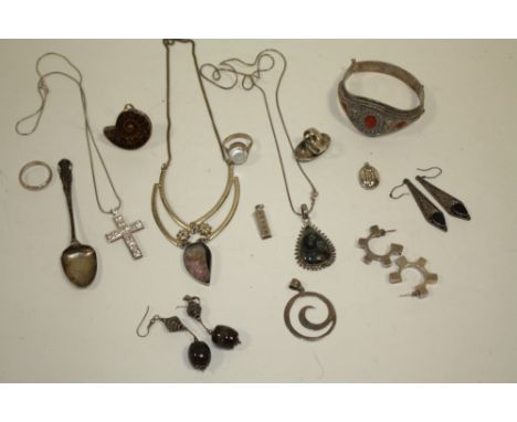 A BAG OF SILVER AND WHITE METAL JEWELLERY AND COLLECTABLES TO INCLUDE AN EASTERN STYLE BANGLE, RINGS, PENDANTS ETC. 