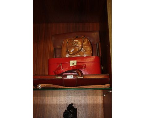 A COLLECTION OF VINTAGE LEATHER AND LEATHER EFFECT BAGS TO INCLUDE A GLADSTONE STYLE EXAMPLE (5) 