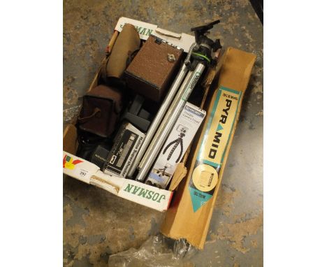 A TRAY OF VINTAGE CAMERAS AND ACCESSORIES TO INCLUDE A TRIPOD 
