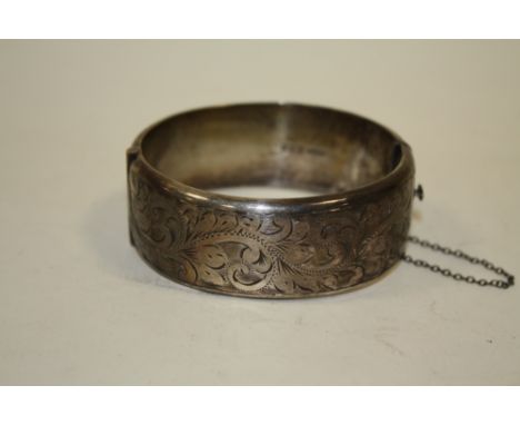 A LARGE HALLMARKED SILVER ENGRAVED BANGLE 