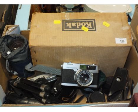 A BOX OF CAMERAS, LENSES AND A VINTAGE PROJECTOR