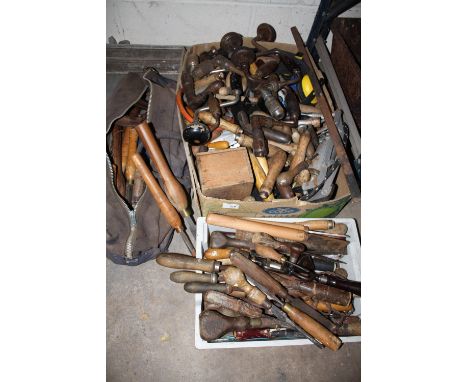 A BAG, BOX AND TRAY OF MIXED TOOLS TO INCLUDE CHISELS ETC