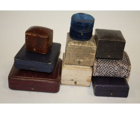 A SMALL SELECTION OF VINTAGE JEWELLERY BOXES 