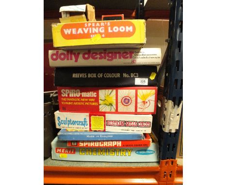A COLLECTION OF VINTAGE CRAFT AND DESIGN GAMES TO INCLUDE A SPEARS WEAVING LOOM, SCULPTOCRAFT, SPIROMATIC ETC