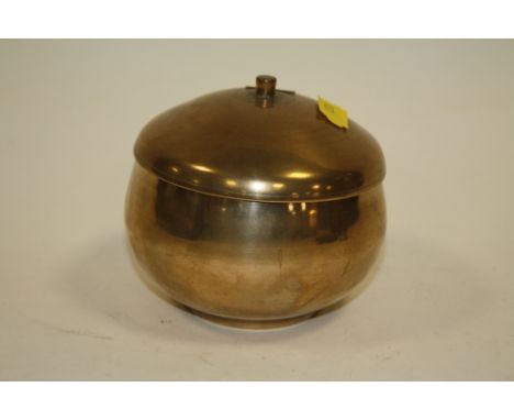 A VINTAGE ORIENTAL BRASS LIDDED POT WITH CHARACTER MARKINGS TO BASE  