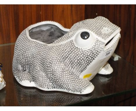 A VINTAGE ORIENTAL STYLE CERAMIC FROG