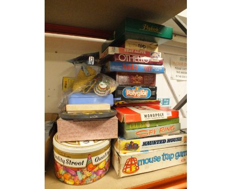 A QUANTITY OF VINTAGE BOARD GAMES AND CHESS SETS TO INCLUDE MOUSETRAP, SPYRING, 