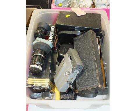 A COLLECTION OF VINTAGE CAMERAS AND ACCESSORIES
