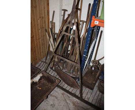 A QUANTITY OF FARMING TOOLS TO INCLUDE A SCYTHE, LARGE RAKE ETC