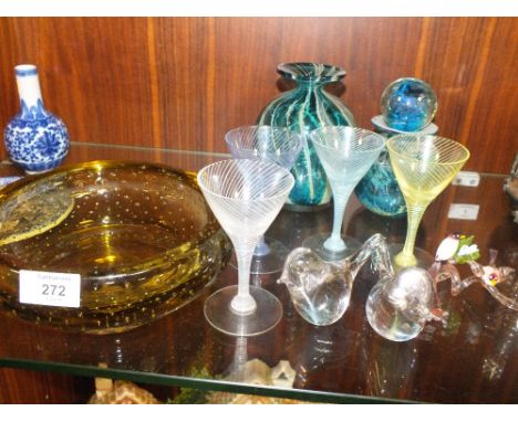 A COLLECTION OF VINTAGE GLASSWARE TO INCLUDE MDINA GLASS, MURANO STYLE BOWL, RETRO GLASSES ETC. (10) 