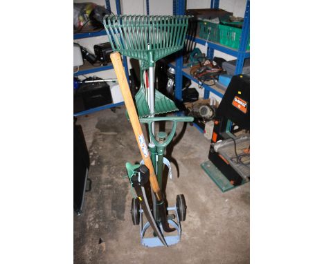 A SMALL QUANTITY OF GARDEN TOOLS