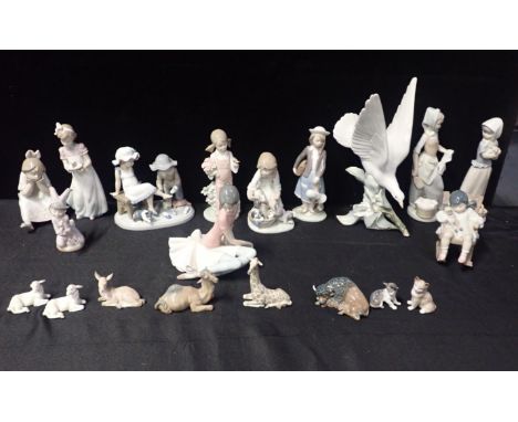 A COLLECTION OF LLADRO FIGURINES&nbsp;and Nao figures, including animals