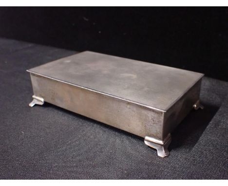 AN ELIZABETH II SILVER CIGARETTE BOXby H. Bros, Birmingham 1959, with engine turned lid, on ogee bracket feet, 3.5cm high x 1