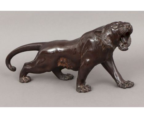   Japanische Meiji Bronzefigur ¨Schreitender Tiger¨um 1920, Ausführung in dunkel patinierter K  Japanische Meiji Bronzefigur 