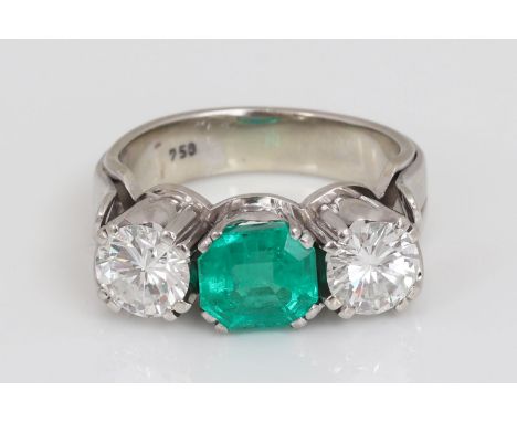   Diamant-Smaragd Ring750er Weißgold, 2 Brillanten, à ca. 0,82ct., vvsi, W, mittig ein Smaragd  Diamant-Smaragd Ring750er Wei