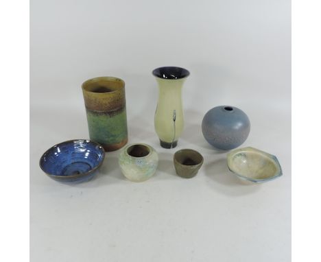 A collection of studio pottery vases, to include a Robin Welch vase, 18cm tall, a Fulneck pottery hexagonal bowl, a Stephanie