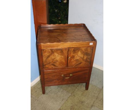 A Georgian mahogany commode