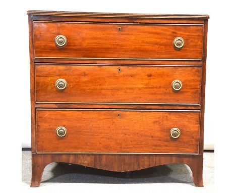 Victorian mahogany chest of drawers, the top with reeded edge, three long graduating drawers, bracket feet, width 87cm, depth