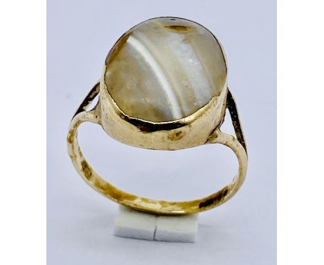 A 9ct gold ring set with an agate, size T 1/2