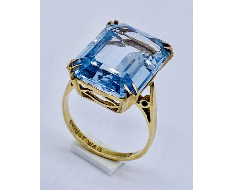 A 9ct gold ring set with a synthetic blue stone