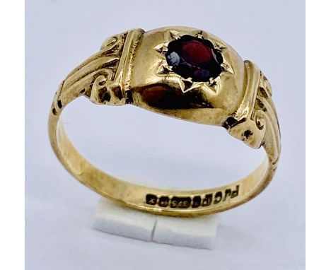 A 9ct gold ring set with a garnet (weight 2.2g) size L 1/2