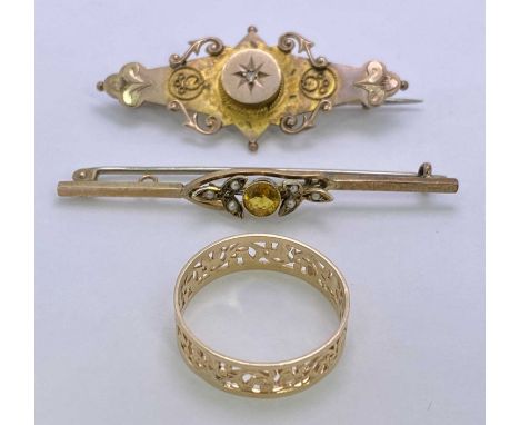 VICTORIAN &amp; LATER GOLD JEWELLERY - 3 items to include a Victorian 9ct gold diamond chip set bar brooch with rear hair win