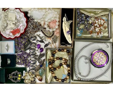 MIXED GROUP OF COSTUME JEWELLERY - to include some sterling and 925 silver, marcasite, Siam, hardstone brooches, necklaces an