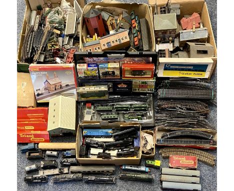 OO/HO GAUGE RAILWAYS - Hornby Bachmann Wrenn mixed train set with locomotives, carriages and other rolling stock, a large qua