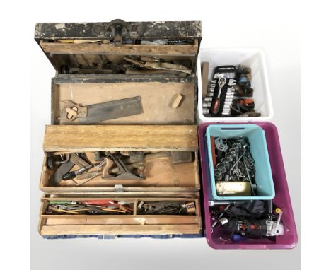A group of antique joiner's tool boxes, wood working planes, hand tools, power tools etc (1 pallet)
