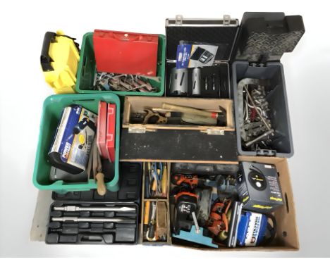 A large quantity of hand tools and power tools (1 pallet)