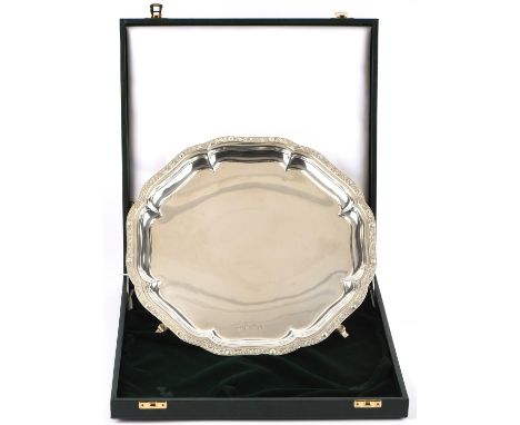Irish silver salver with Celtic band border by Alwright & Marshall Ltd, Dublin 1997 31cm dia, 41ozt 1279gm with original fitt
