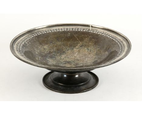American sterling silver tazza with pierced rim by Weidlich Sterling Spoon Company, 26.5cm dia. 361gm 