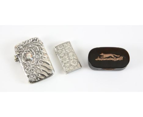 Late 18th / early 19th century tortoiseshell snuff box the hinged cover inlaid with a gold coloured metal fox, 5cm, unusual, 