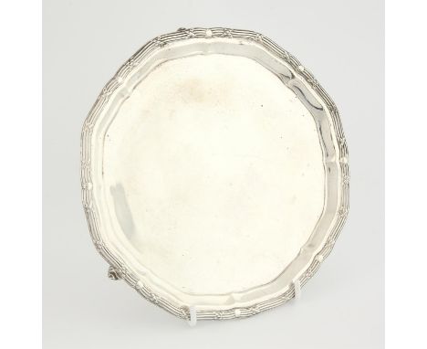 George V silver waiter with reed and ribbon border on scroll feet by Fordham & Fordham, Sheffield 1925, 20.5cm dia. 14ozt 439