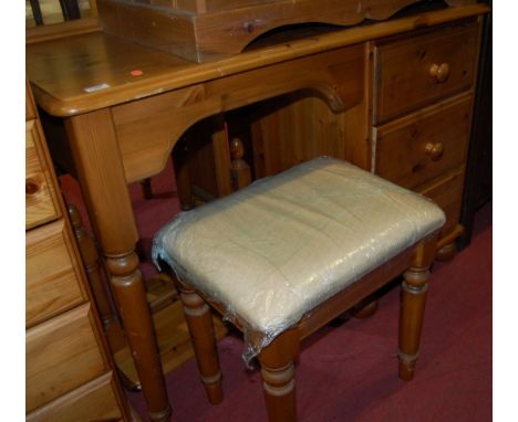 A modern pine kneehole dressing table having bank of three drawers, together with a dressing mirror and matching dressing sto