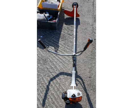 A STIHL petrol strimmer FS55. The engine 27.2cc, with metal blades, L (without cutting tool) 170cmAll items in this auction a