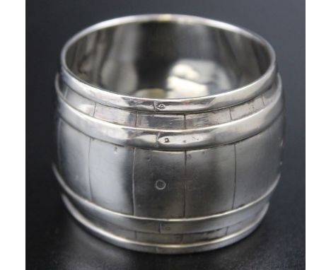 A Victorian silver napkin ring, in the form of a coopered barrel, London 1878, 30g